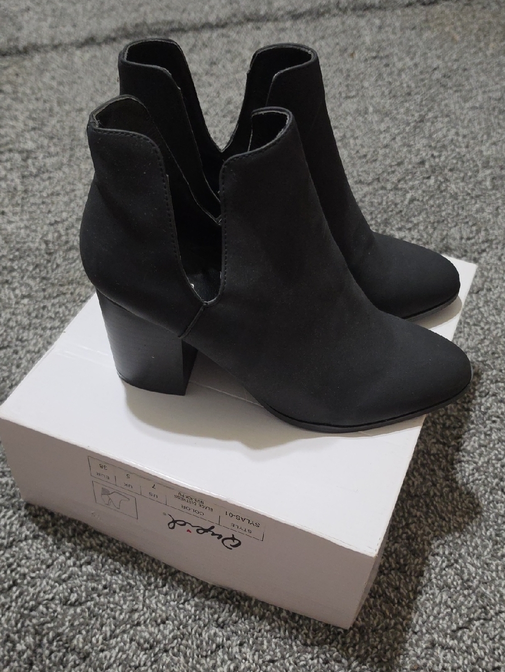 NWT Qupid Black V-Cut Ankle Booties with Block Heel - Picture 1 of 5